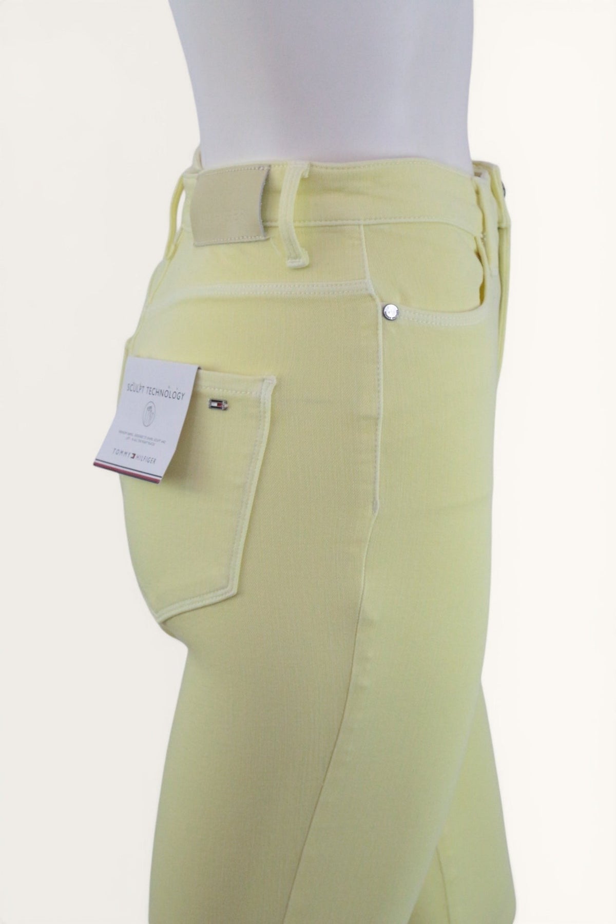 Pantalon jaune Tommy Hilfiger Sculpt Technology taille haute en mélange de coton, vue de profil avec étiquette
