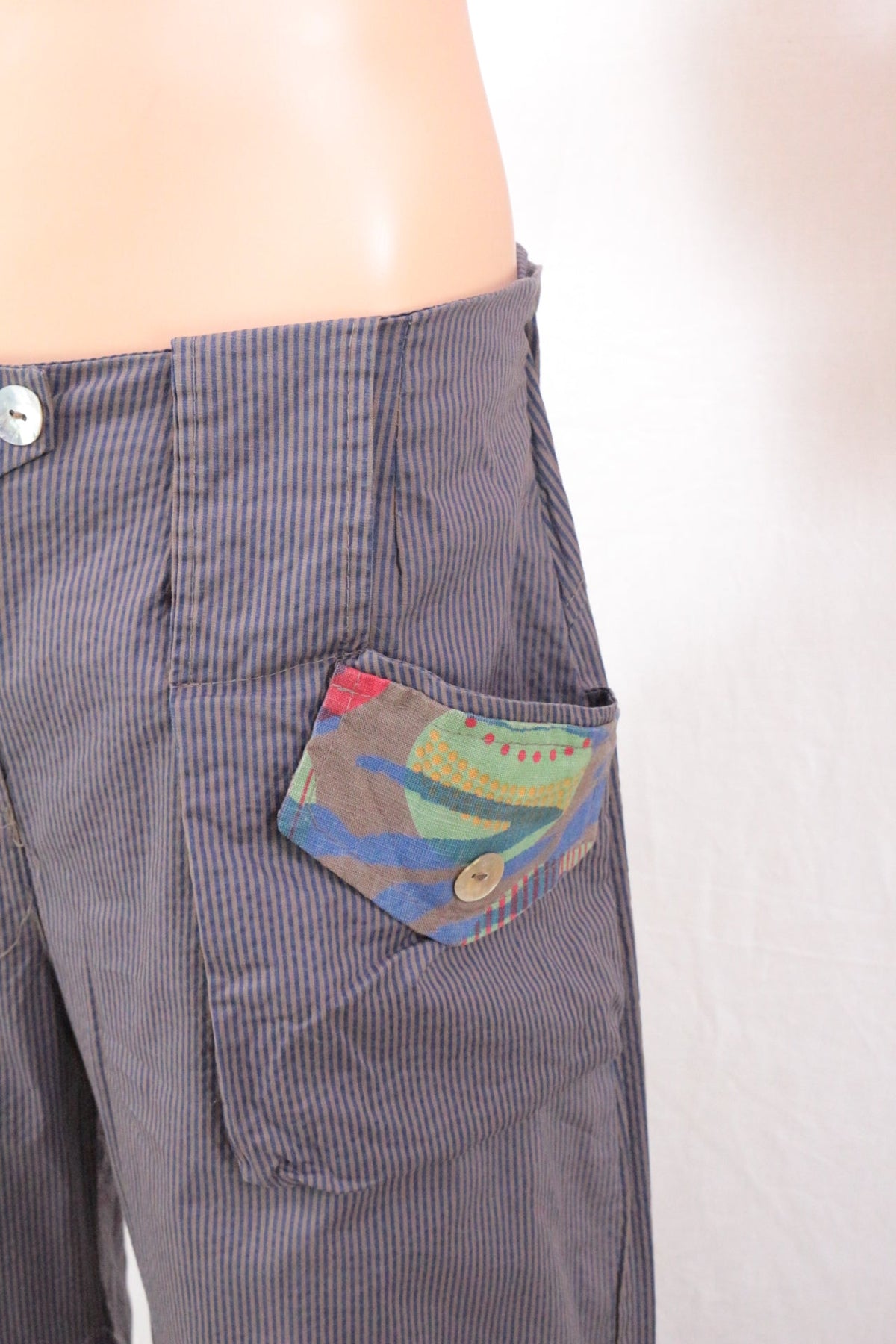 Pantalon Frippindealz Made in Italy gris à rayures fines avec poche avant à motif multicolore et fermeture boutonnée