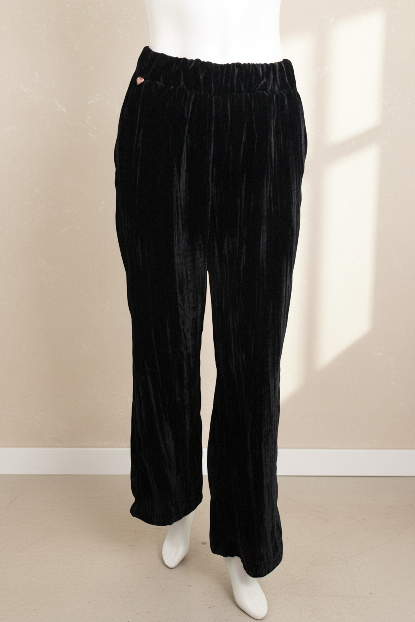 Pantalon large noir Frippindealz en velours doux avec un petit détail cœur sur la poche, style décontracté et chic.