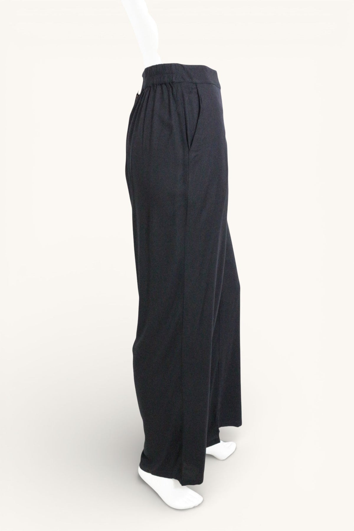 Pantalon large noir en viscose Vero Moda avec taille élastique, présenté par Frippindealz sur mannequin