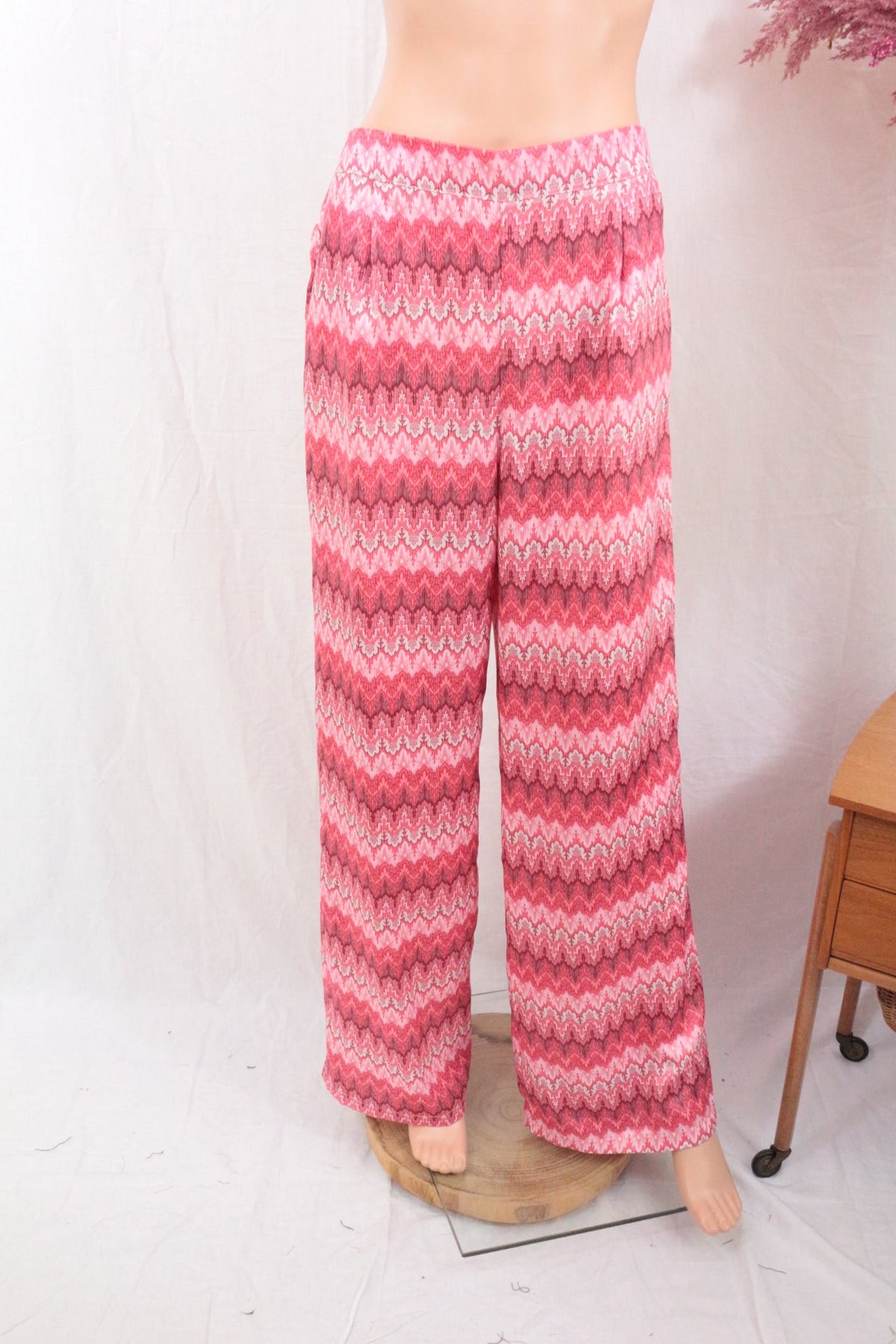 Pantalon large Frippindealz en polyester rose à motif boho géométrique, coupe fluide et légère pour l'été.
