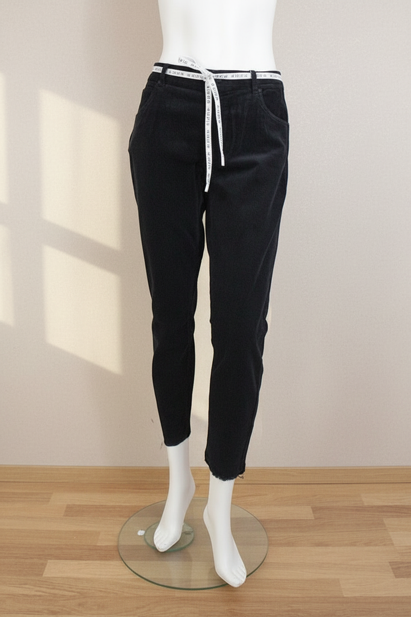 Pantalon droit noir en velours côtelé Frippindealz Marc O'Polo avec lien à nouer logotypé sur mannequin
