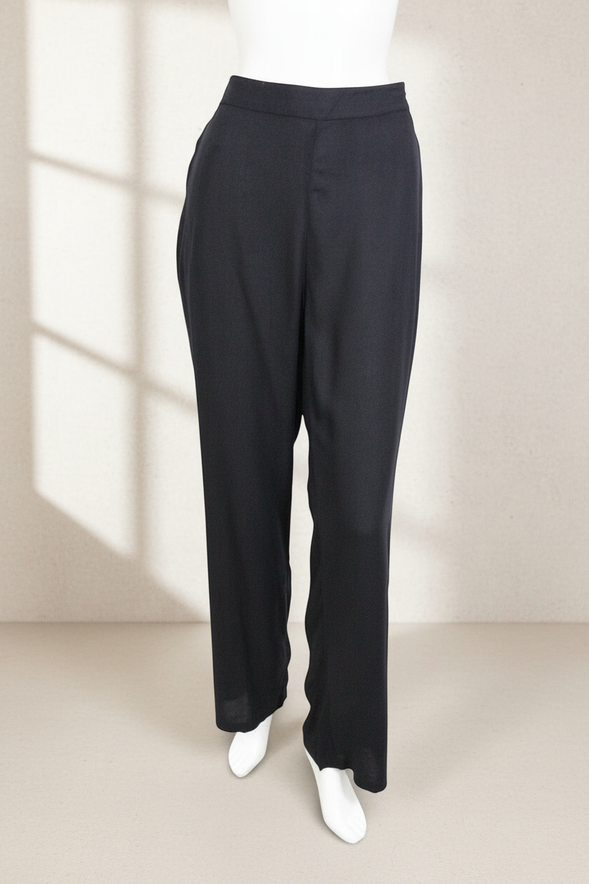 Pantalon noir fluide en viscose Vero Moda présenté sur un mannequin, style chic et décontracté, neuf avec étiquette.