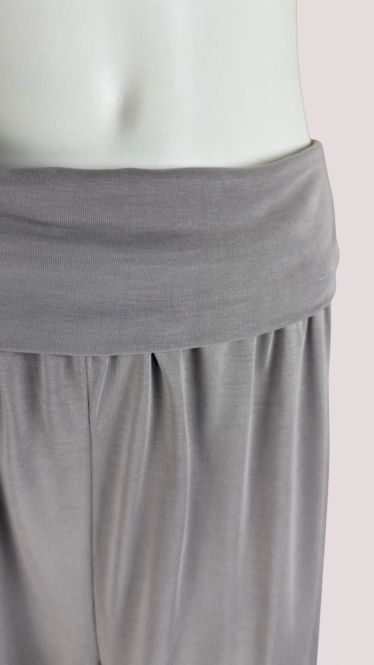 Pantalon Frippindealz Oysho en modal et polyester couleur taupe avec taille haute élastique confortable