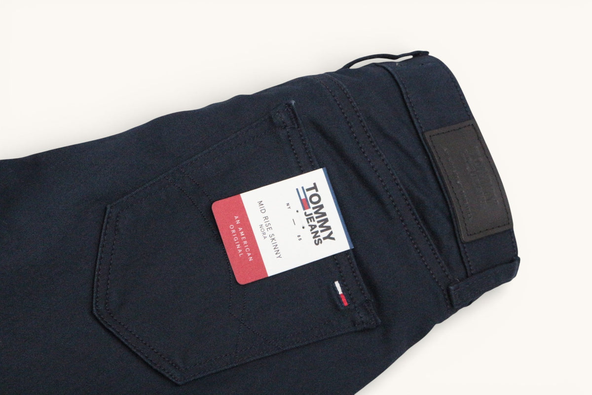 Pantalon skinny bleu marine Frippindealz Tommy Hilfiger avec étiquette neuve sur la poche arrière