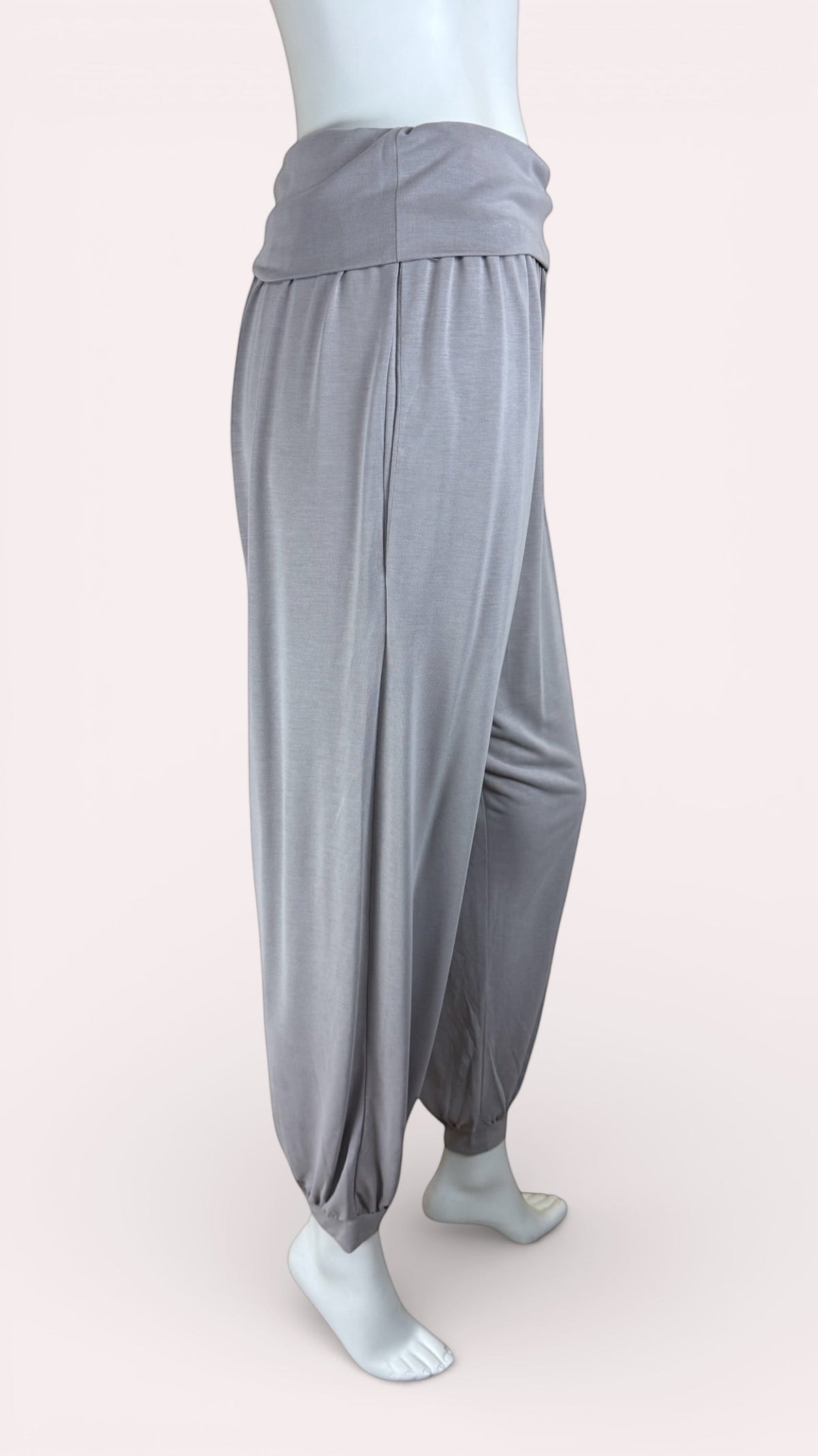 Pantalon taupe Frippindealz en modal et polyester avec taille repliée et chevilles resserrées sur mannequin