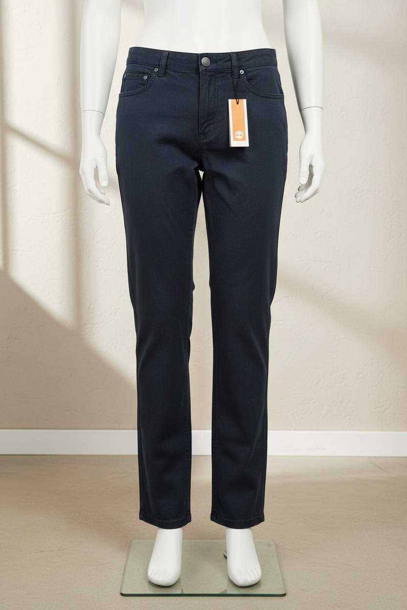 Pantalon Timberland bleu marine en coton neuf avec étiquette sur mannequin, style casual chic classique