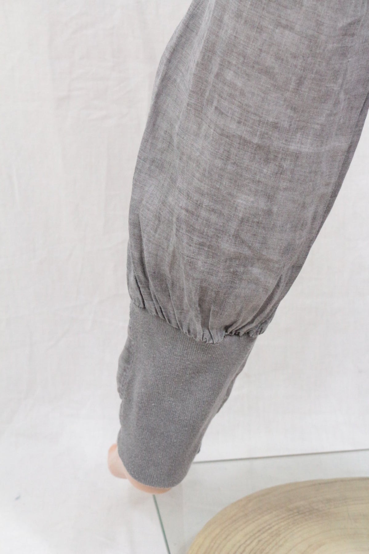 Pantalon Tolentino Frippindealz gris en ramie avec bas de jambe resserré et texture légère façon lin
