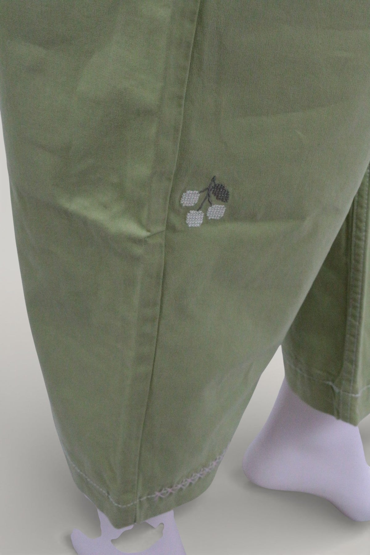 Pantalon vert Frippindealz en coton et polyester avec broderie de petites baies sur la jambe, style décontracté