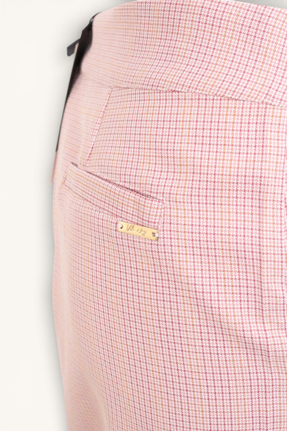 Gros plan sur la poche arrière du pantalon Frippindealz Vila Joy en polyester vieux rose à motif pied-de-poule