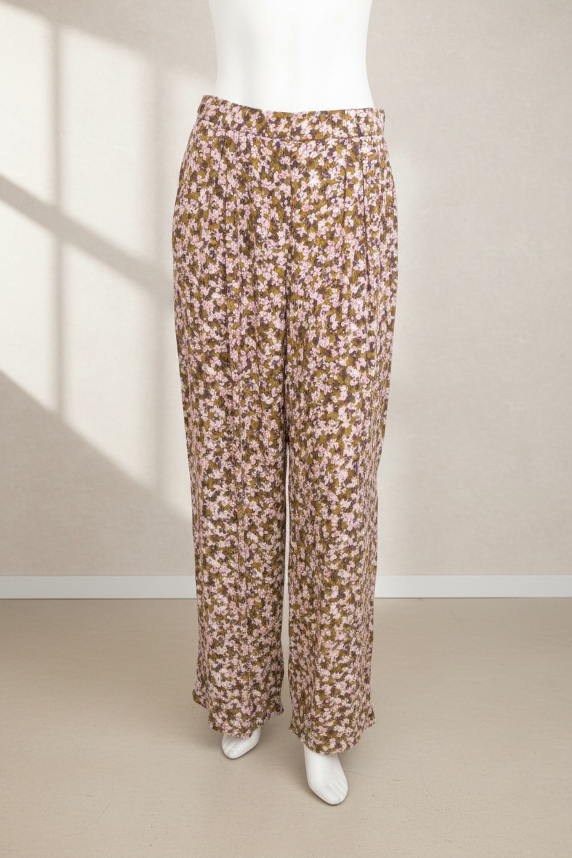 Pantalon Frippindealz ample en viscose kaki et rose avec un motif floral bohème sur un mannequin
