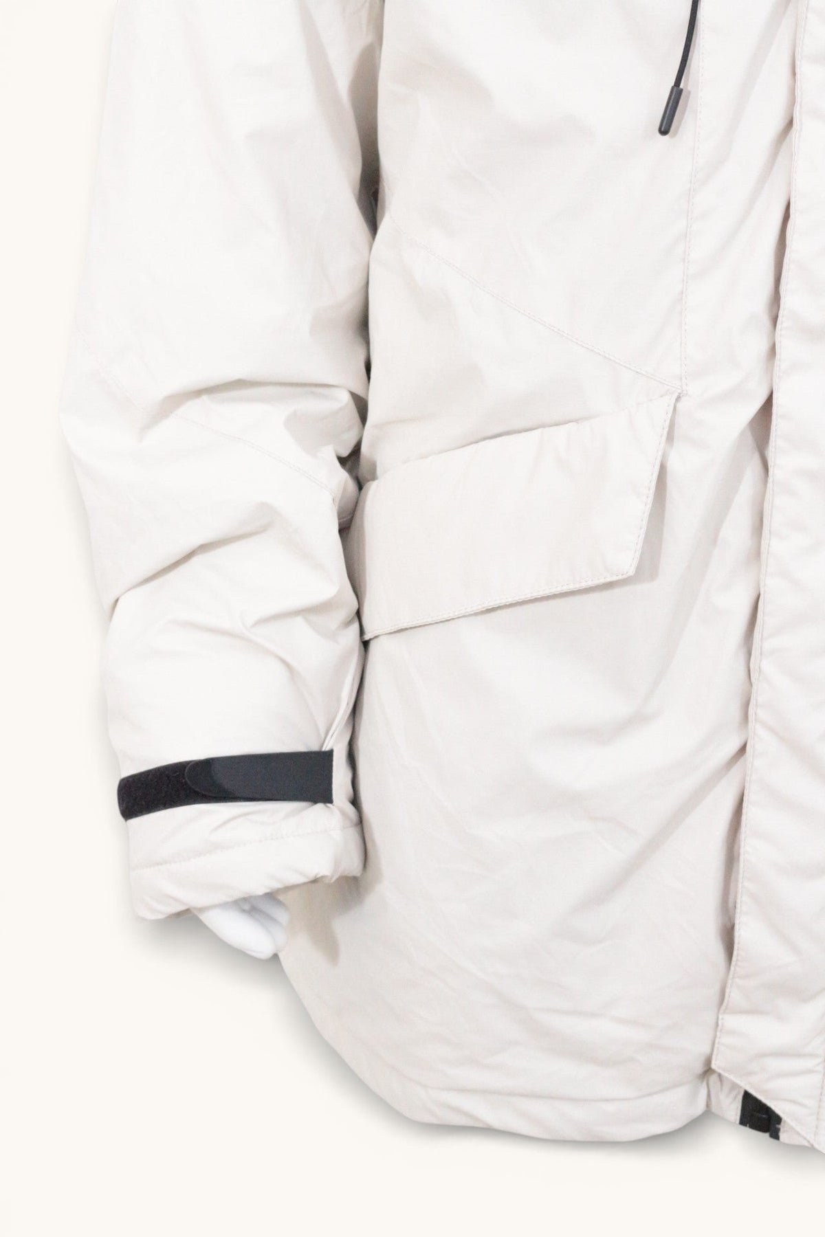 Parka Frippindealz blanche en polyester avec poches à rabat et poignets ajustables, vue rapprochée