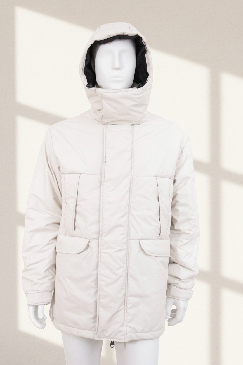 Parka blanche Frippindealz en polyester avec capuche détachable sur mannequin, style hivernal moderne