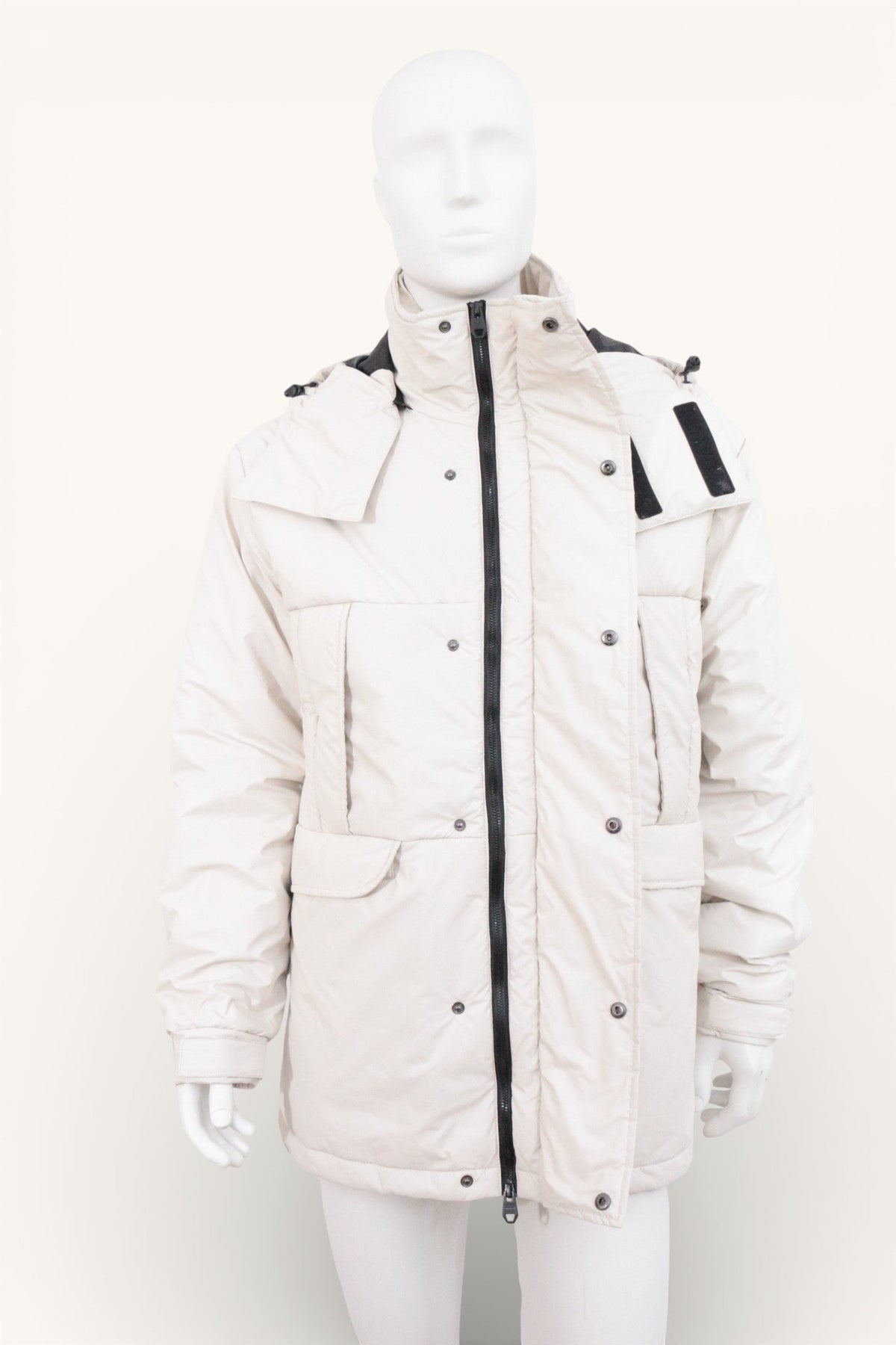 Parka Frippindealz blanche en polyester avec capuche détachable et fermeture zippée noire sur mannequin