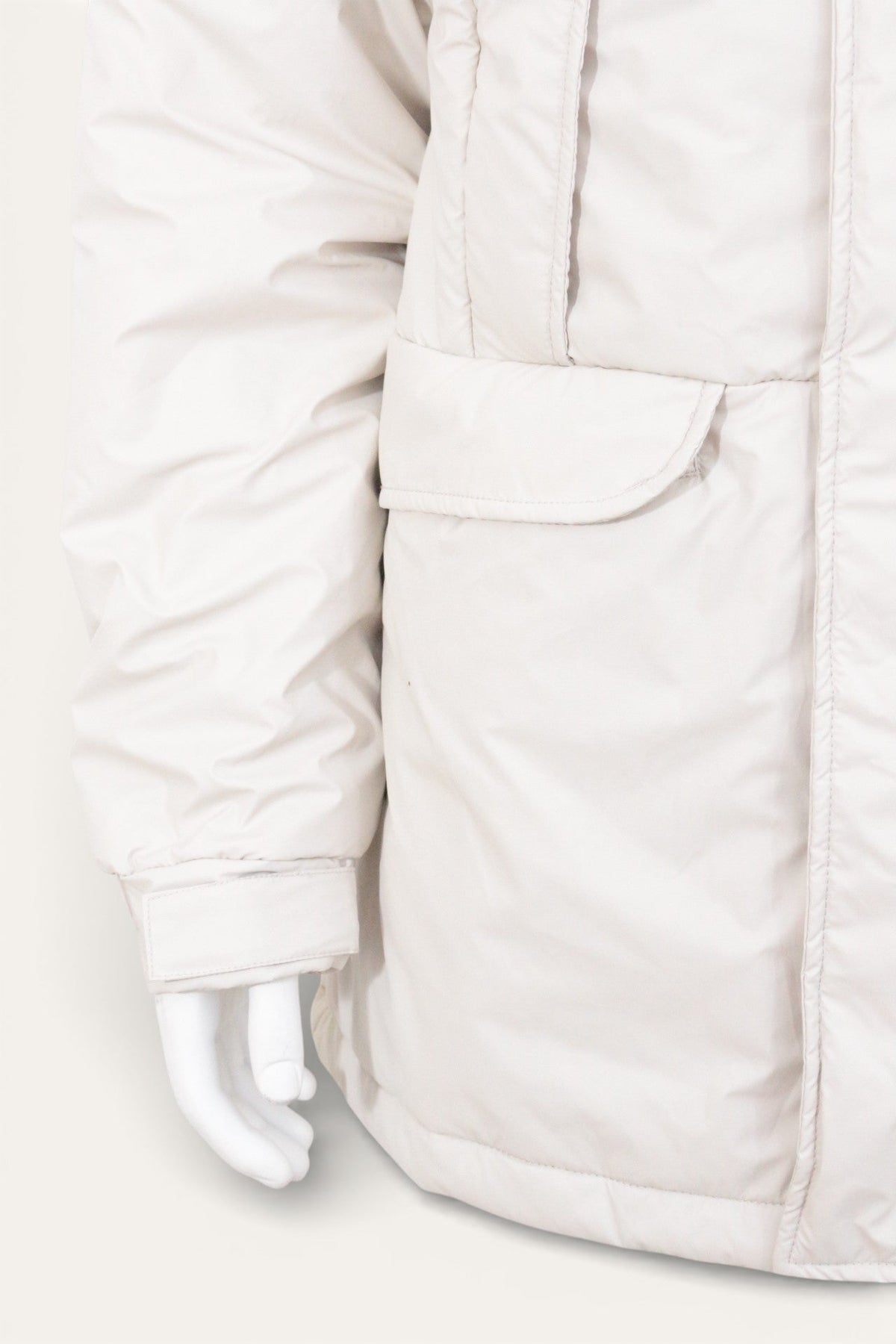 Parka blanche en polyester Frippindealz avec poches à rabat, présentée sur un mannequin
