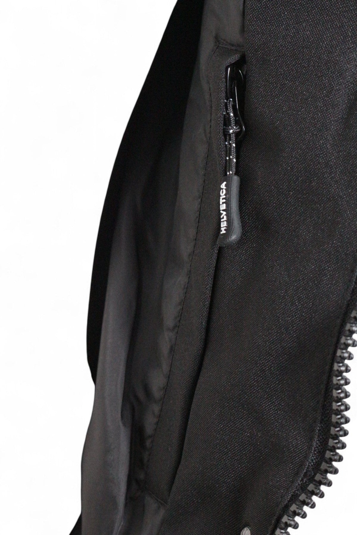 Détail de la fermeture éclair noire sur une parka longue Helvetica vendue par Frippindealz