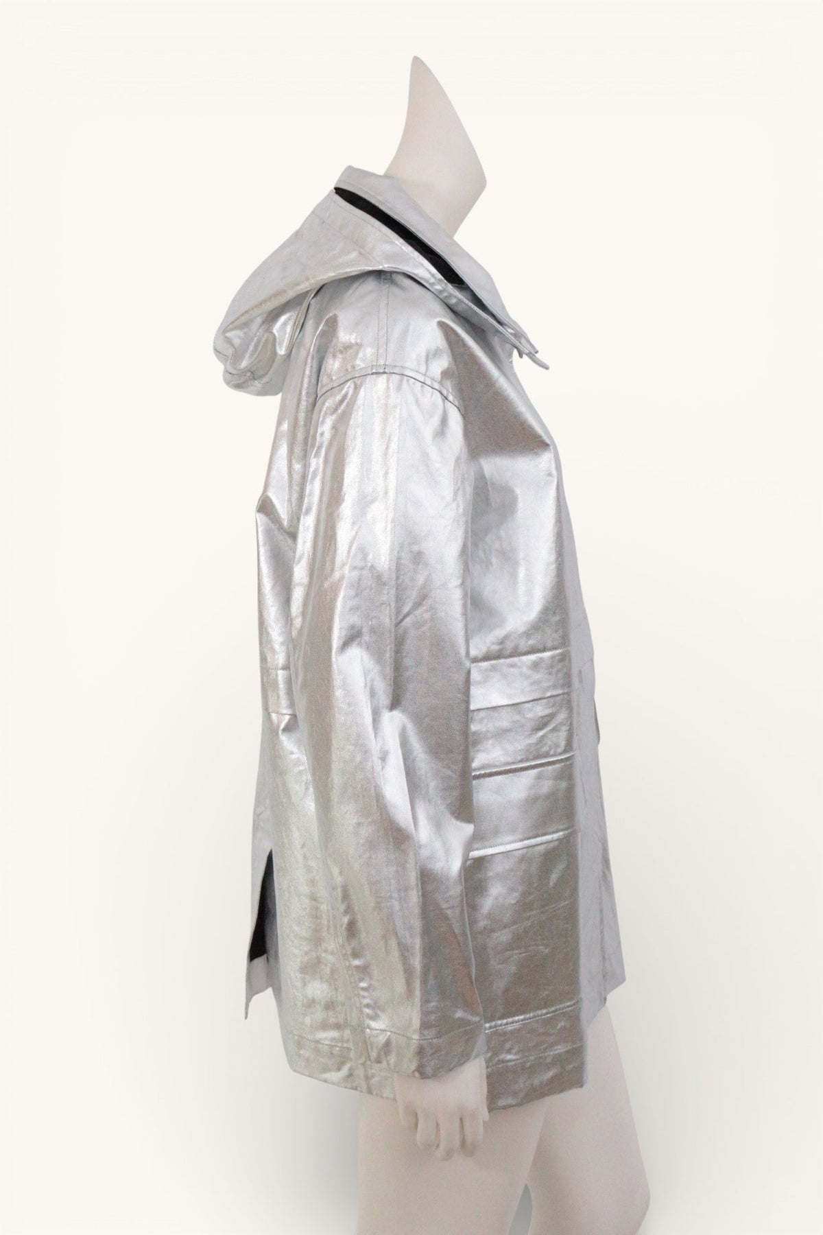 Parka IKKS Frippindealz argentée métallisée avec capuche amovible, vue de profil sur mannequin
