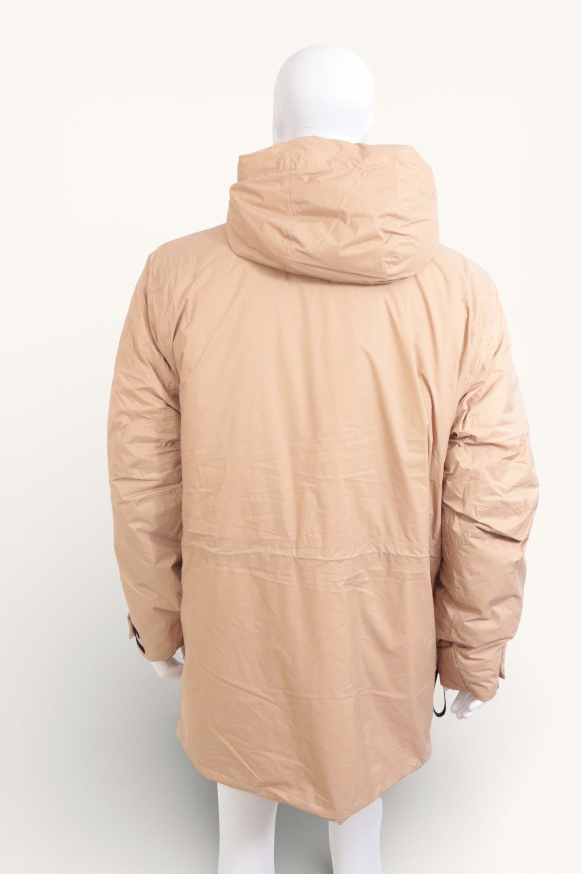 Parka longue beige Frippindealz en polyamide et polyester avec capuche, vue de dos sur mannequin