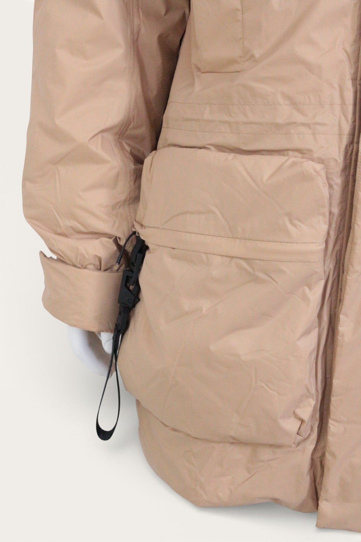 Parka longue beige Rains en nylon et polyester avec grande poche frontale, disponible chez Frippindealz