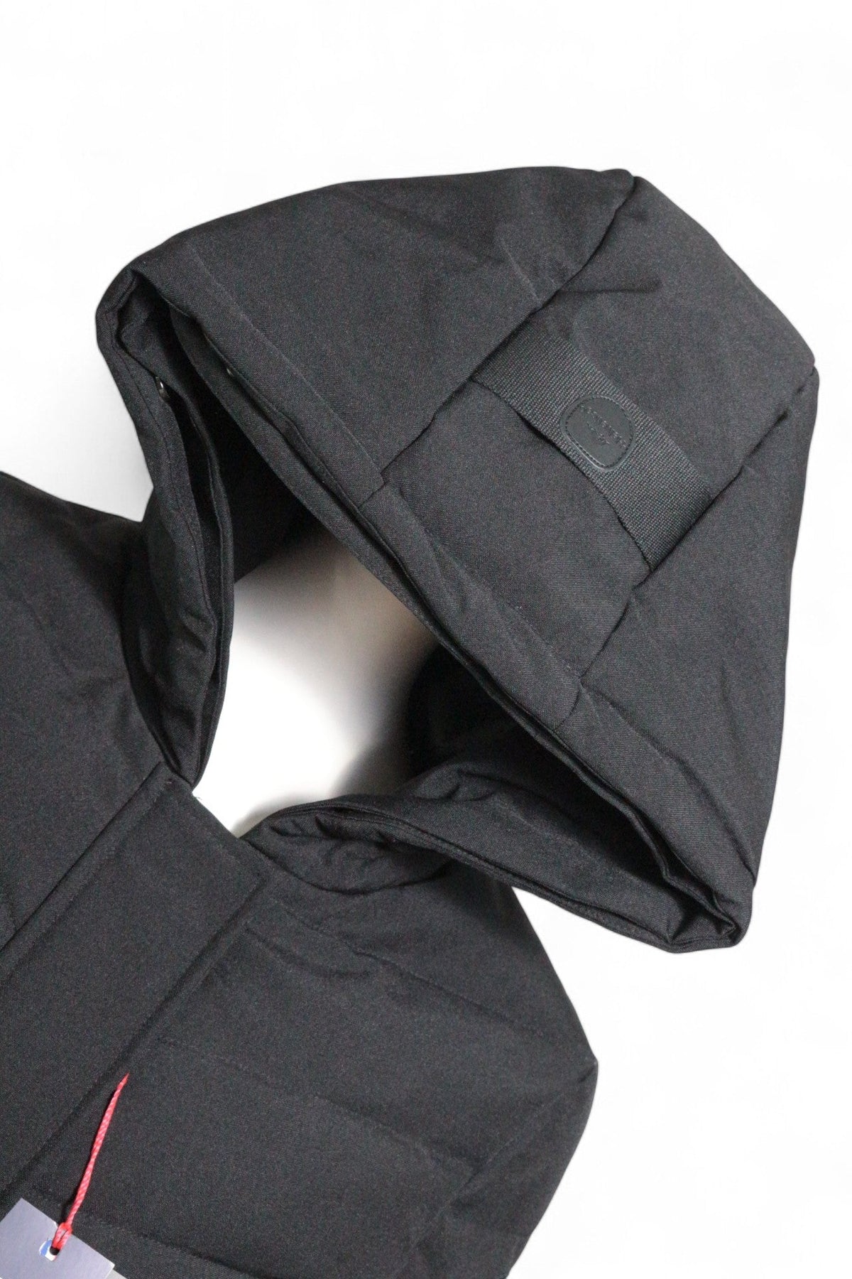 Parka longue noire Helvetica de Frippindealz avec capuche intégrée et détails en polyester