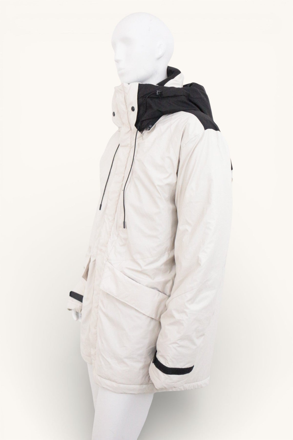 Parka Frippindealz en polyester blanc et noir avec capuche intégrée et poches frontales sur mannequin