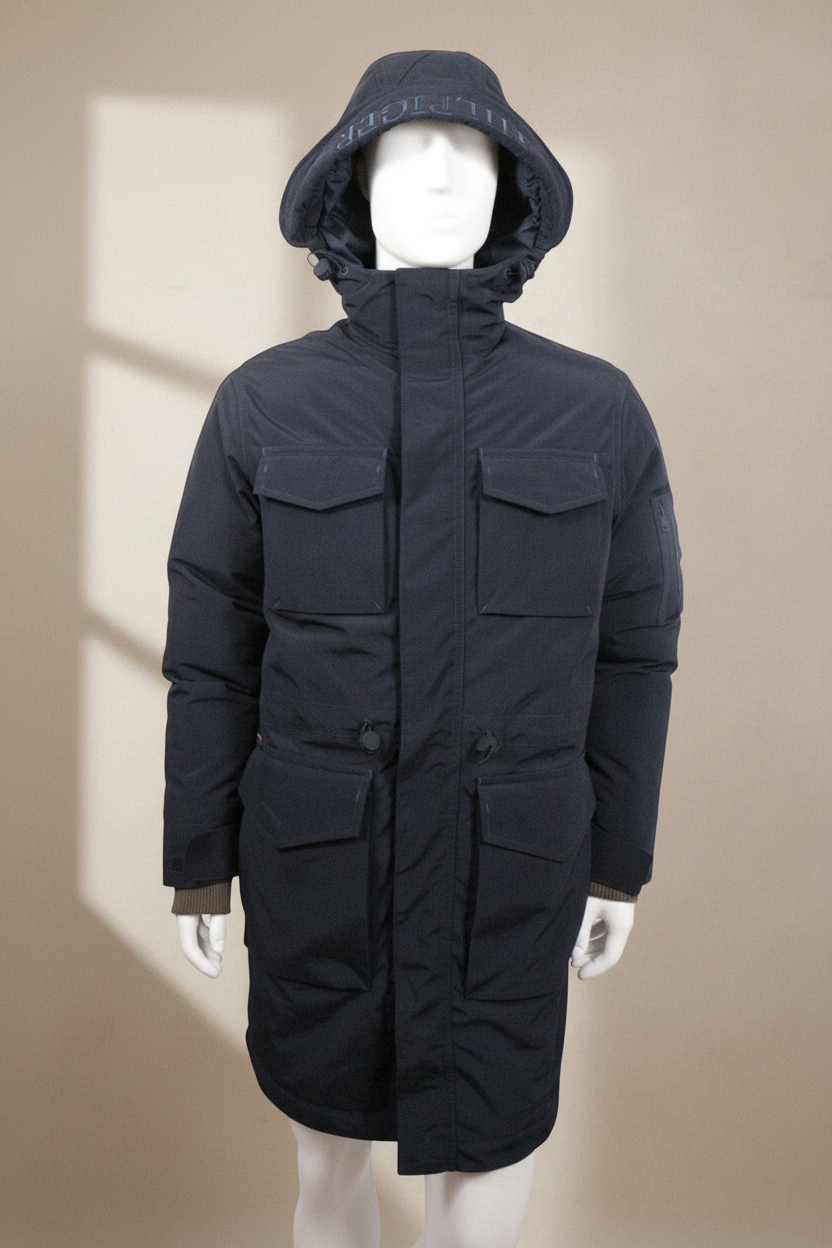 Parka Frippindealz Tommy Hilfiger bleu marine avec capuche, poches à rabat et doublure chaude sur mannequin