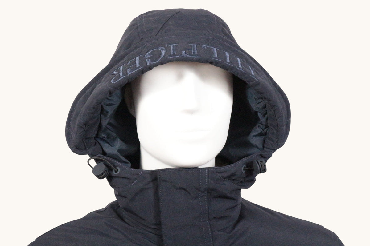 Parka Frippindealz Tommy Hilfiger bleu marine avec capuche brodée portée sur un mannequin