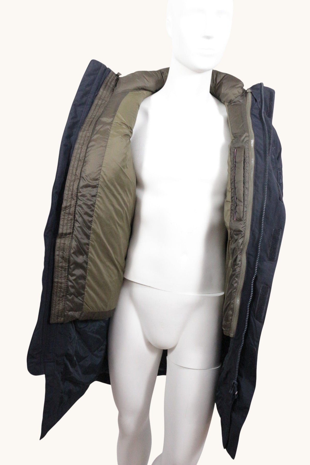 Parka Frippindealz Tommy Hilfiger bleu marine et kaki avec doublure matelassée chaude sur mannequin
