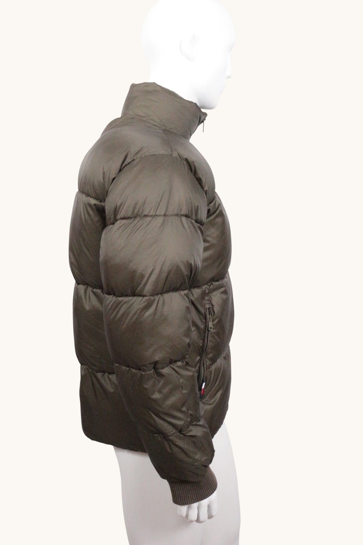 Parka Frippindealz Tommy Hilfiger kaki matelassée avec col montant, vue de profil sur mannequin