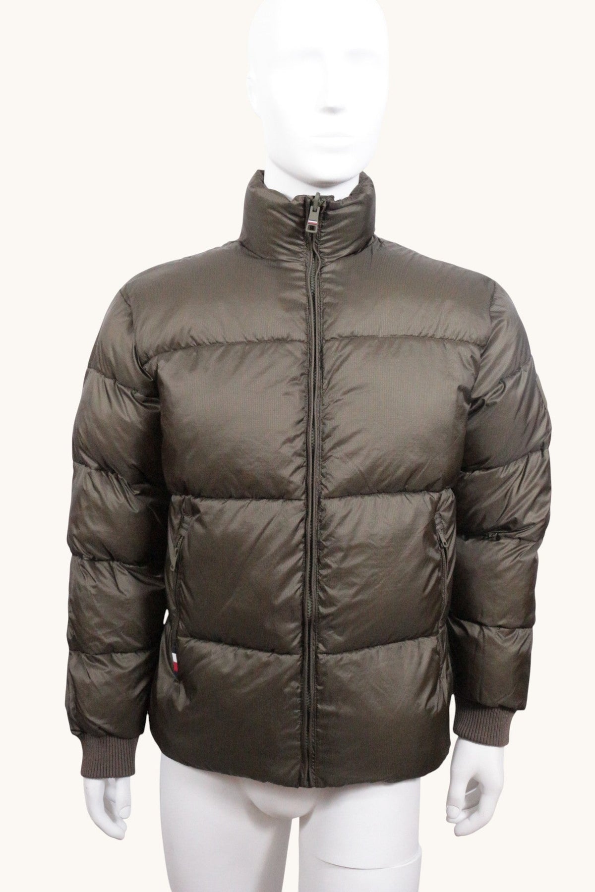 Parka Frippindealz Tommy Hilfiger kaki matelassée avec fermeture éclair et col montant sur mannequin