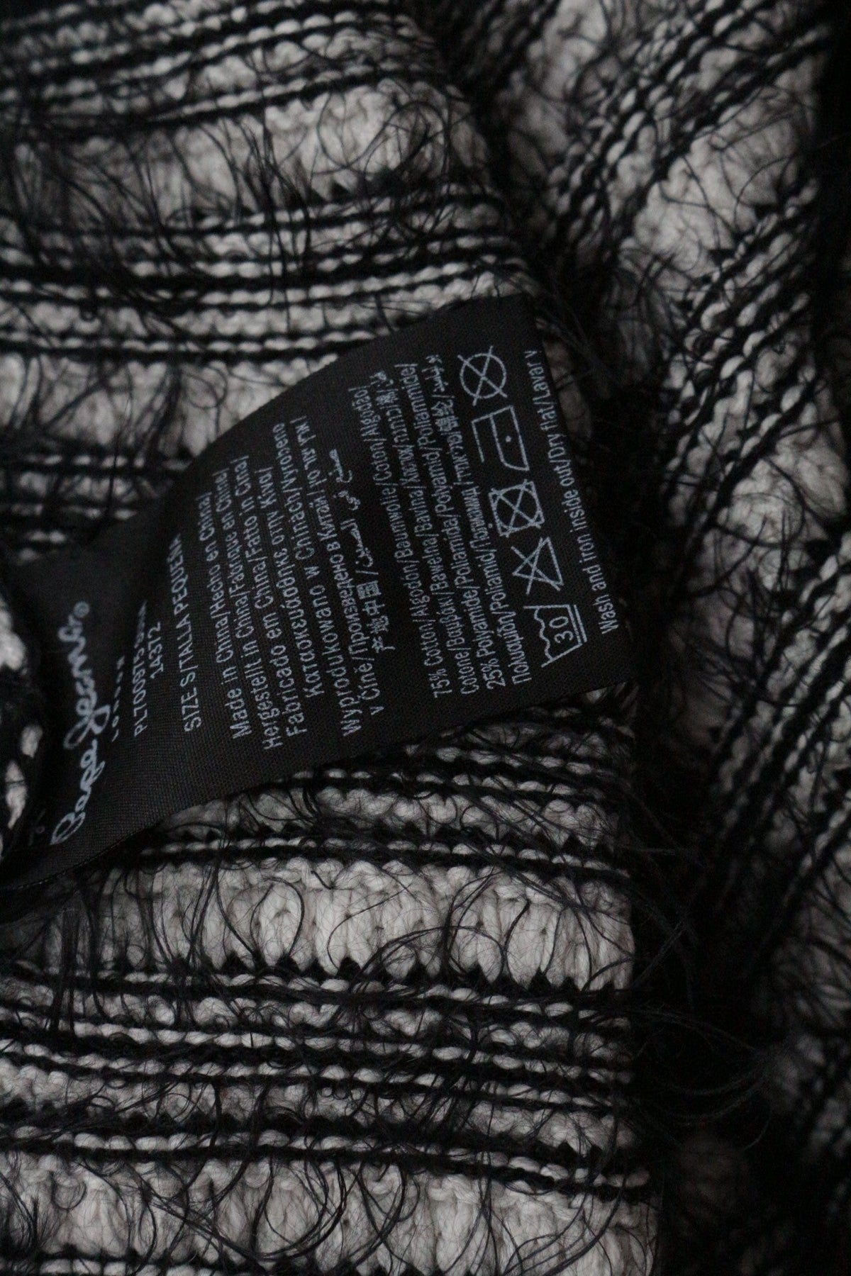 Étiquette intérieure de composition d'un pull Frippindealz Pepe Jeans en coton et polyamide noir et blanc