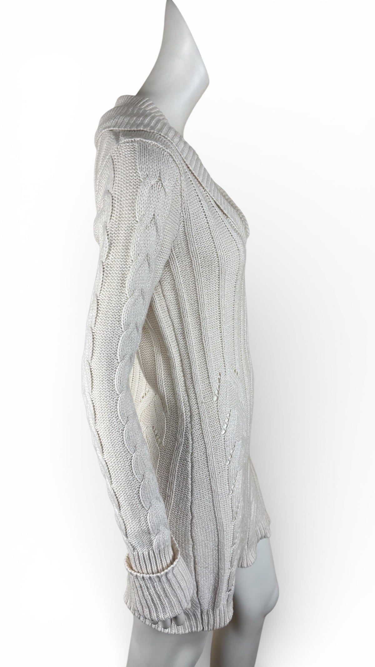 Pull long Frippindealz Pepe Jeans crème en maille torsadée avec viscose et angora, vue de profil sur mannequin