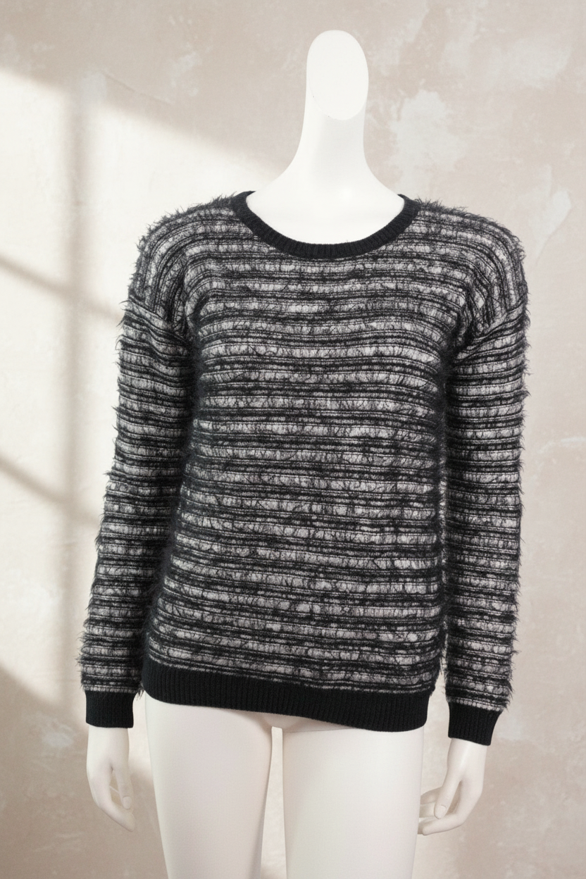 Pull Frippindealz Pepe Jeans noir et blanc à rayures texturées en coton et polyamide sur mannequin