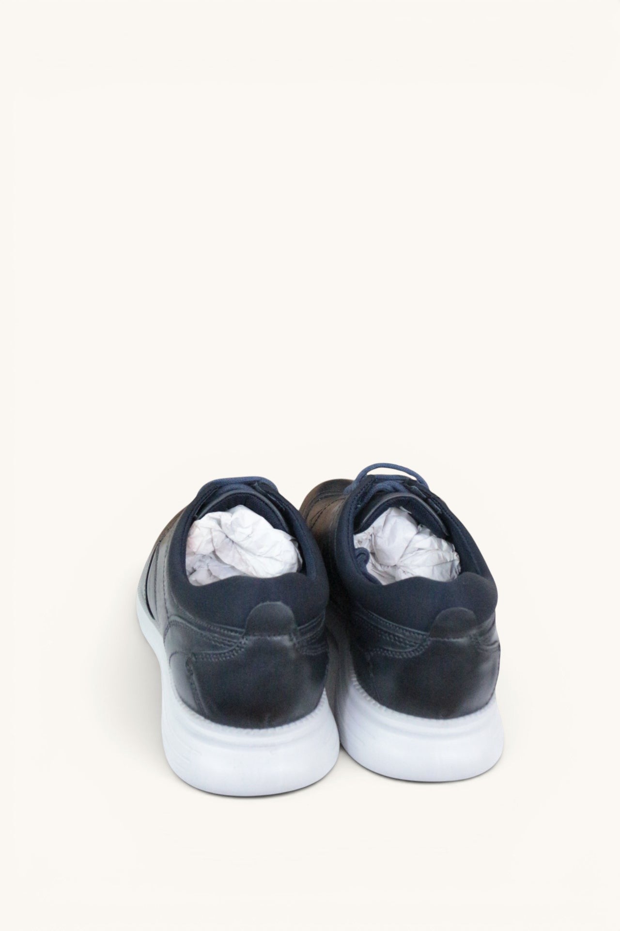 Chaussures homme Frippindealz POD Vantage en cuir bleu marine avec semelle blanche légère, vue arrière