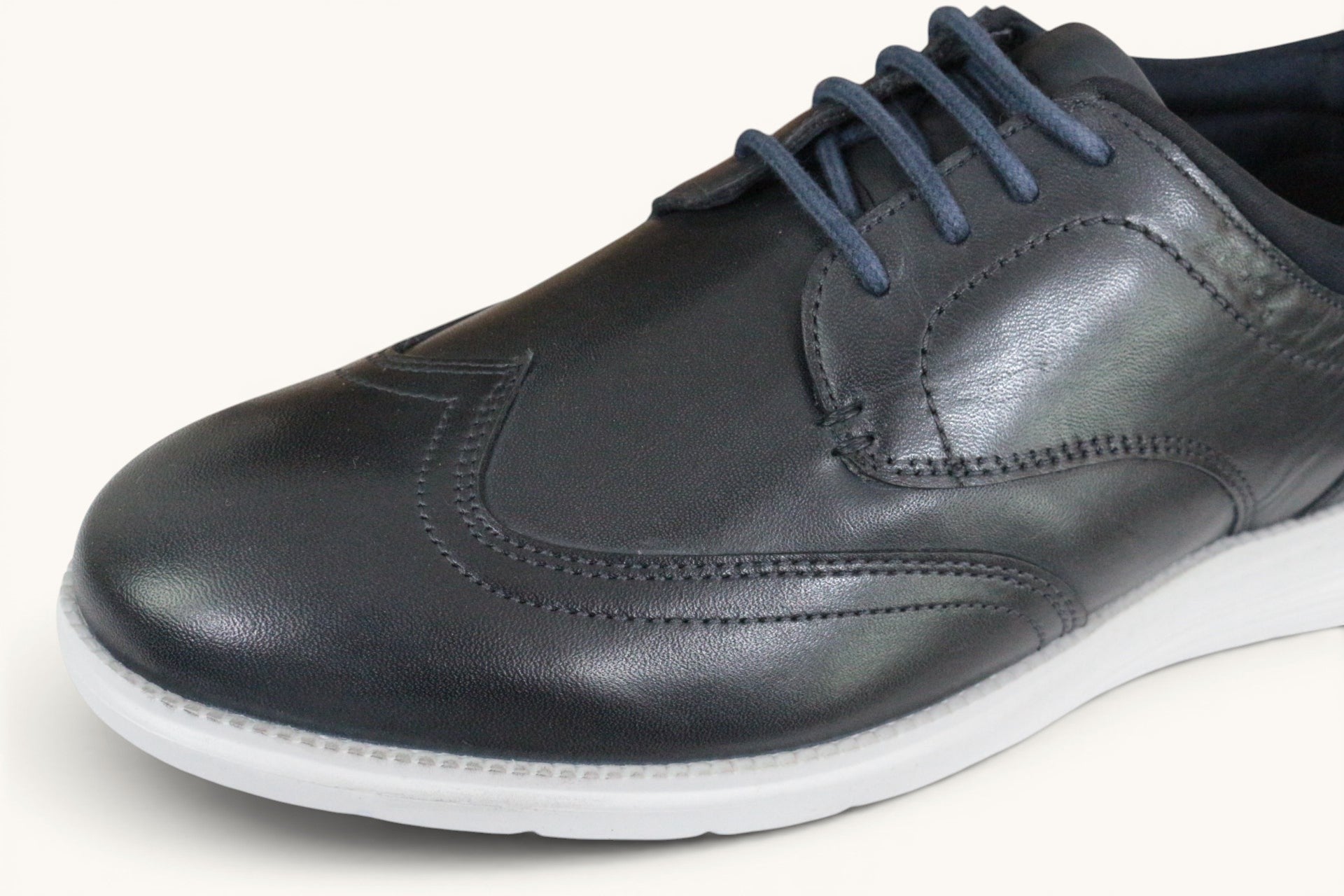 Chaussures homme Frippindealz POD Vantage en cuir bleu marine avec semelle blanche légère et détails de couture