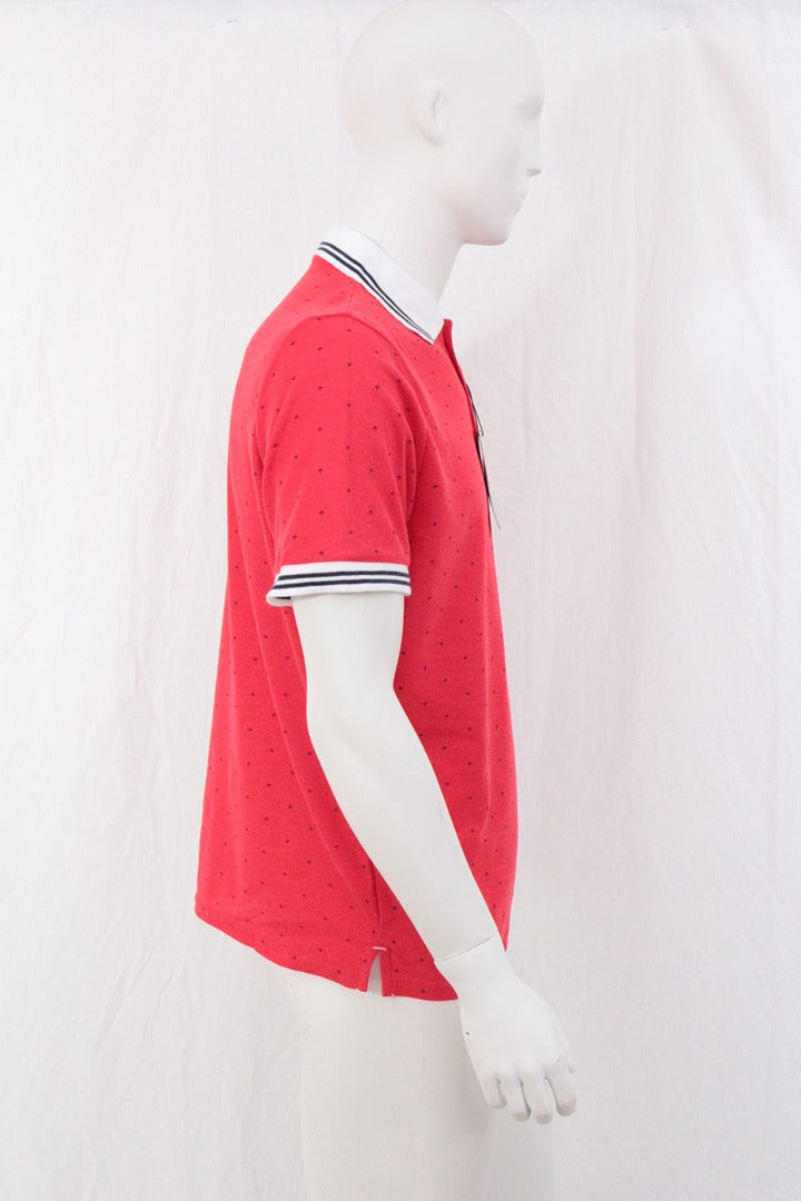 Polo Frippindealz Colombo rouge en coton et polyester avec motif discret, col et bords de manches contrastés