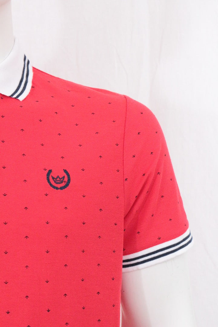 Polo Frippindealz Colombo rouge en piqué avec motifs discrets, col blanc contrasté et logo brodé sur la poitrine