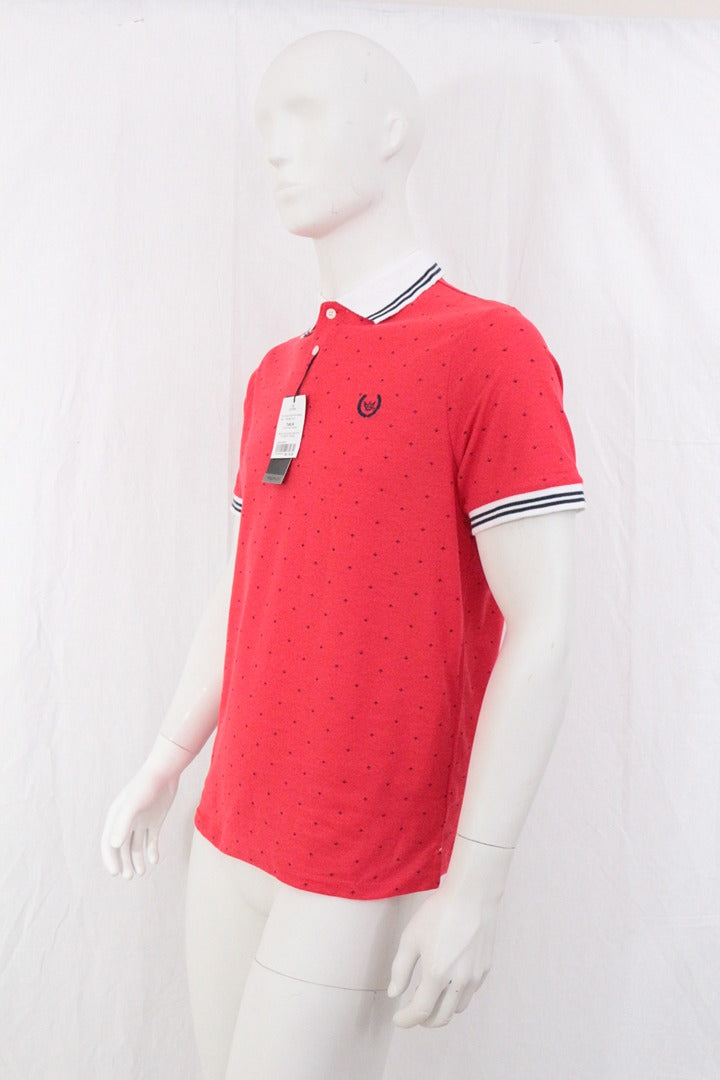 Polo Frippindealz Colombo rouge en coton et polyester avec col contrasté et motif discret sur mannequin