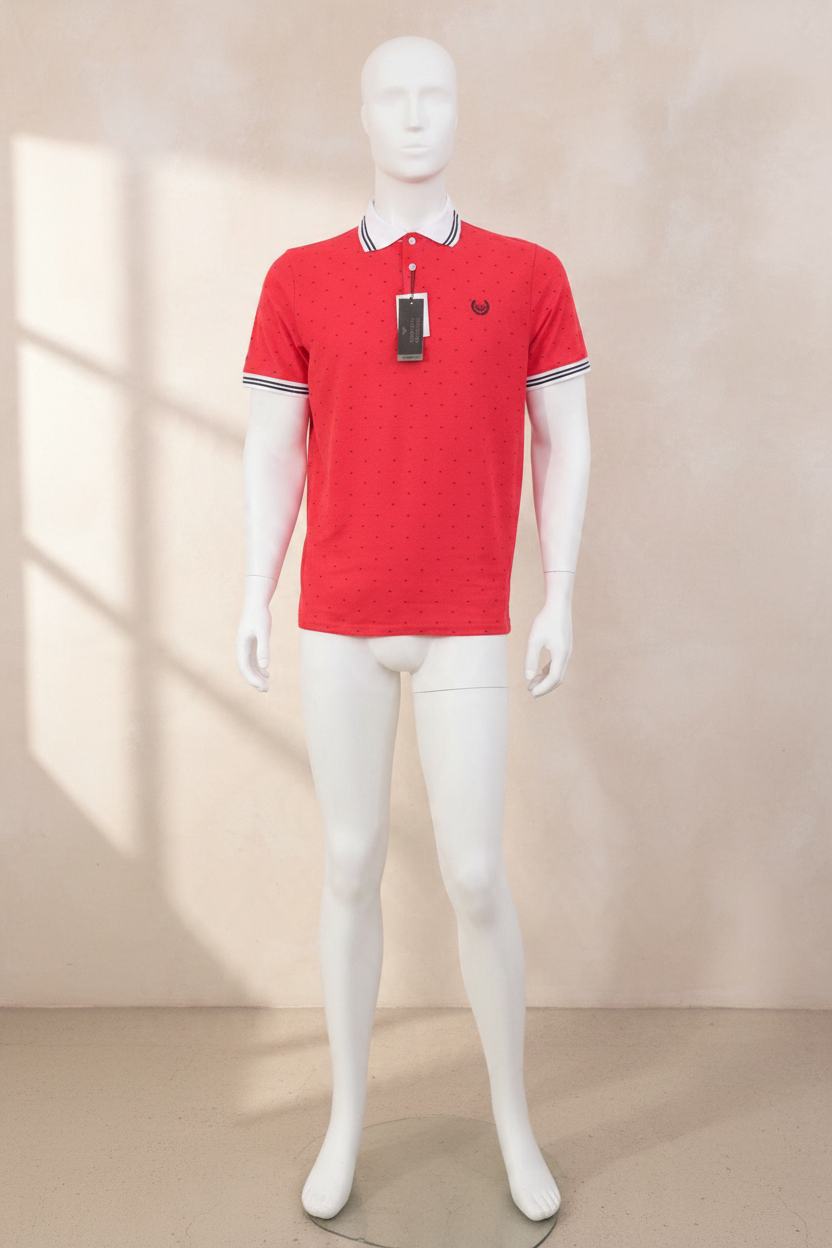 Polo Frippindealz Colombo rouge en coton et polyester avec col contrasté et motif discret sur mannequin