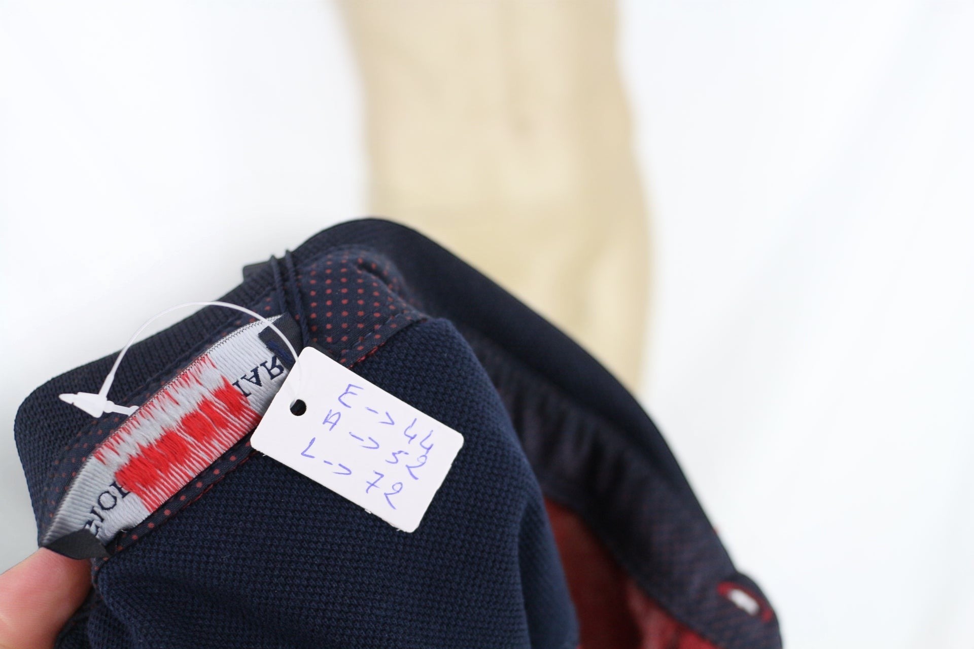 Détail du col et étiquette Frippindealz d'un polo Giorgio Di Mare bordeaux chiné en coton avec motifs micro-pois