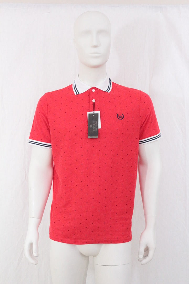 Polo Frippindealz Emporio Colombo rouge en coton et polyester avec col contrasté et motif discret sur mannequin