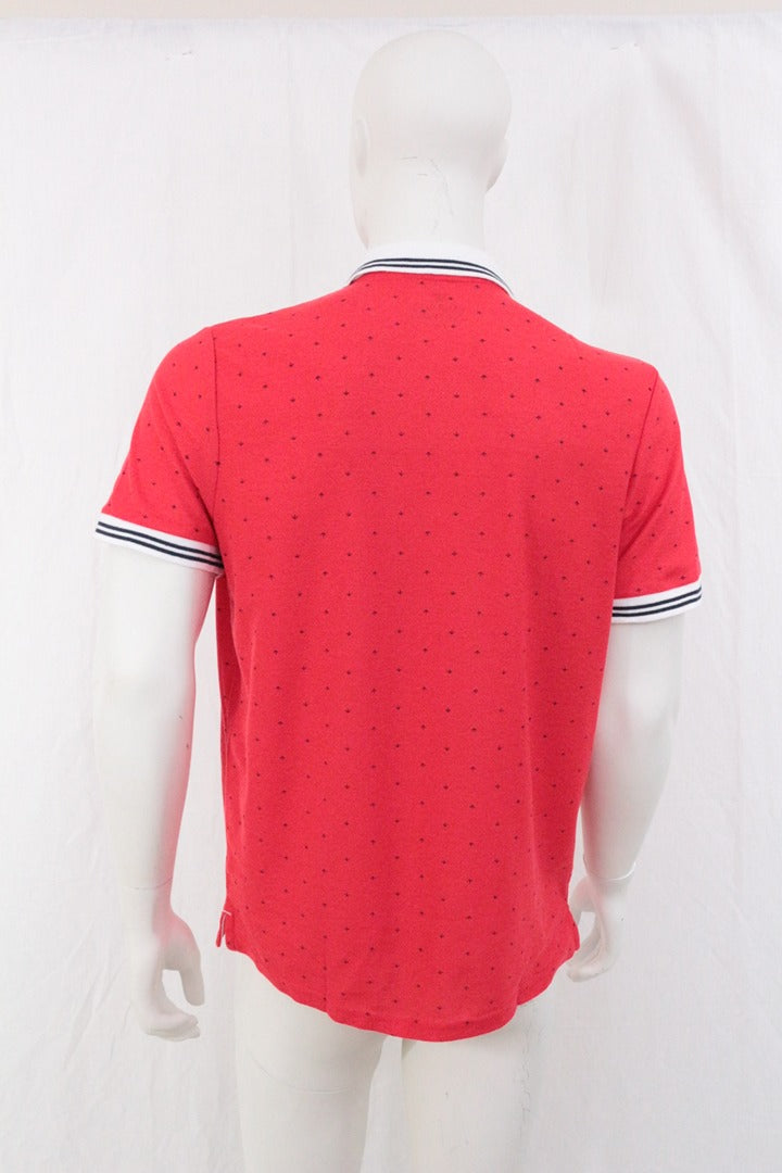 Vue arrière du polo Frippindealz Colombo rouge en coton et polyester avec motif discret et col à liserés contrastés