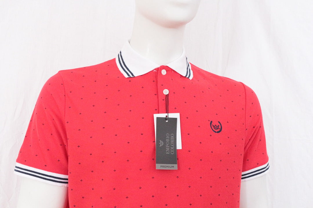 Polo Frippindealz Emporio Colombo rouge en coton et polyester avec col contrasté et motif discret sur mannequin