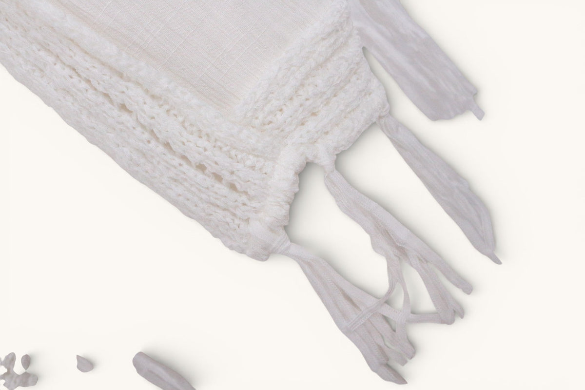 Poncho Frippindealz Béré en dentelle aérienne couleur crème avec détails à franges, style bohème chic.