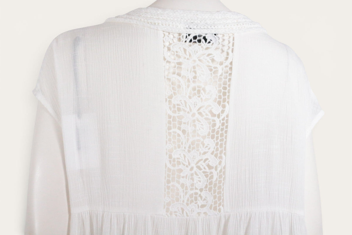 Poncho Frippindealz en viscose crème avec détails en dentelle aérienne au dos, style bohème chic.