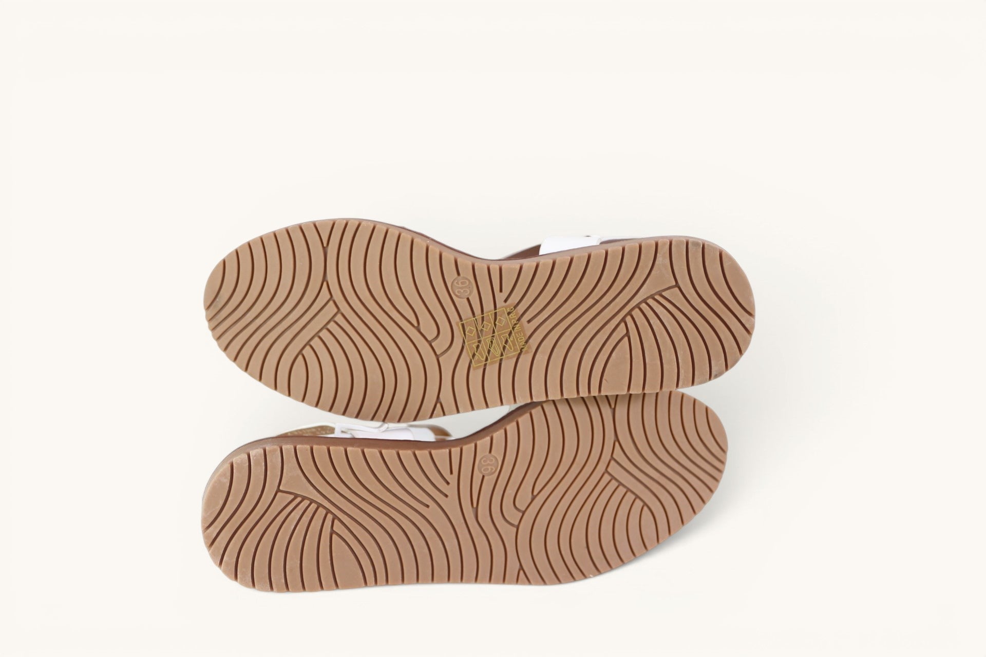 Semelles plates en caoutchouc marron avec motif strié de sandales Frippindealz Poti Pati pour femme