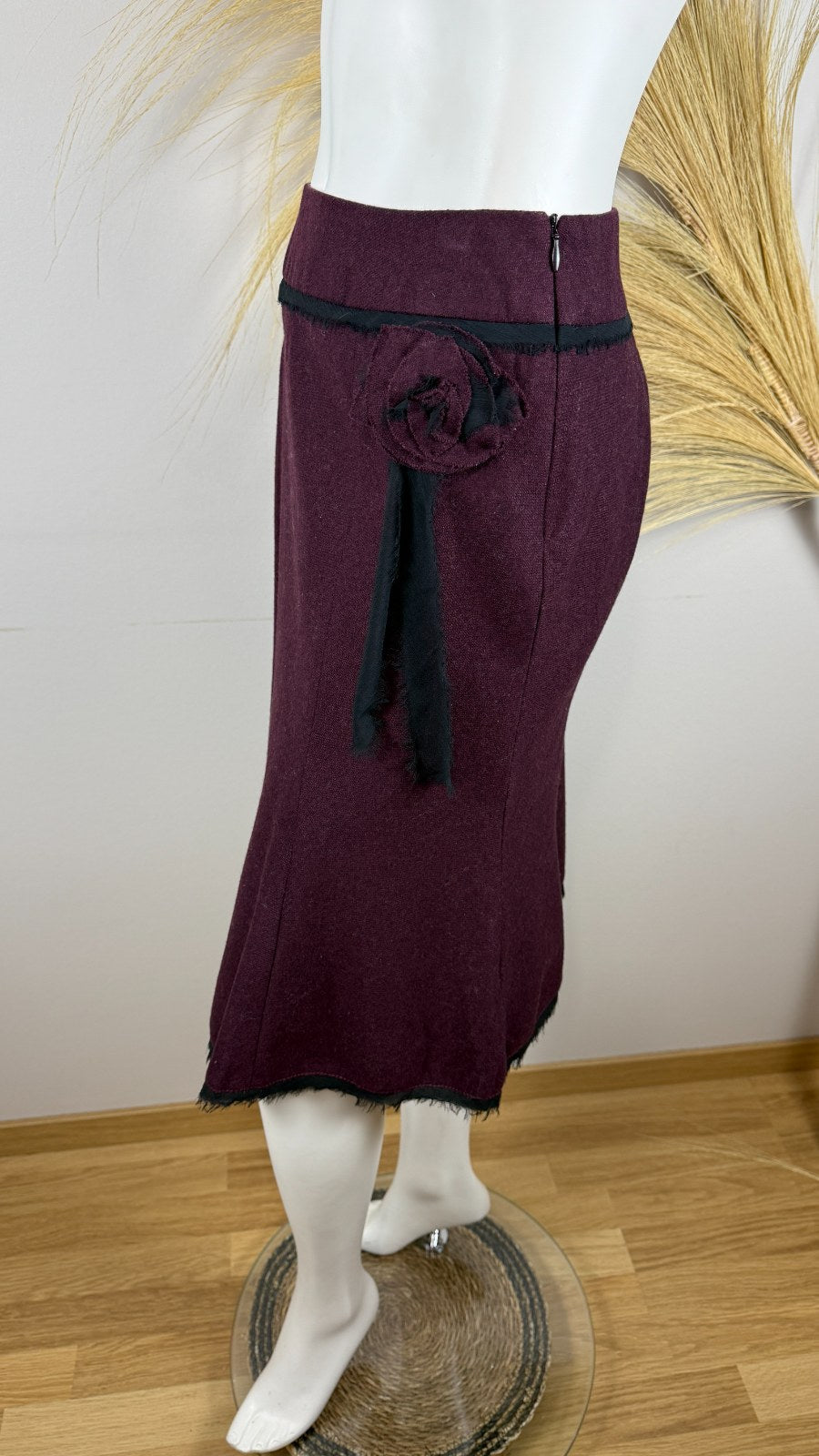 Jupe midi évasée Frippindealz Promod en laine bordeaux avec fleur noire et bords frangés sur mannequin