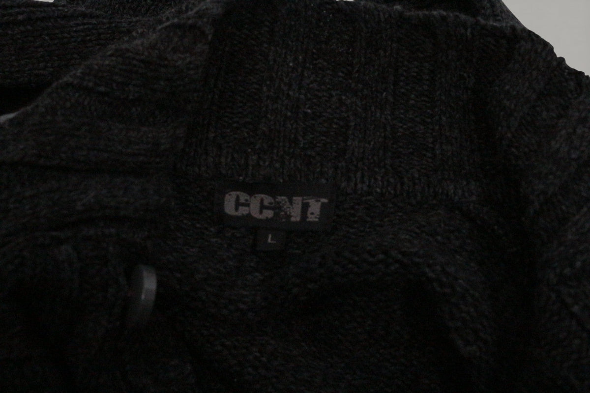 Gros plan sur l'étiquette de marque CCNT d'un pull en acrylique gris foncé Frippindealz