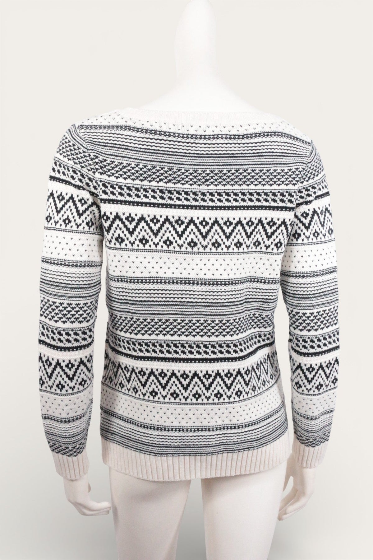 Pull Frippindealz Mim en acrylique noir et blanc avec motifs géométriques, vue arrière sur mannequin