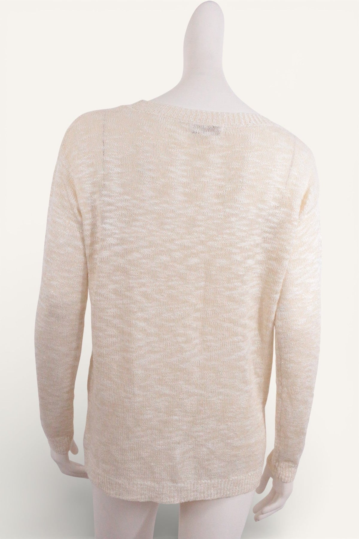 Pull Frippindealz en acrylique et coton beige doré, coupe classique, vue arrière sur mannequin